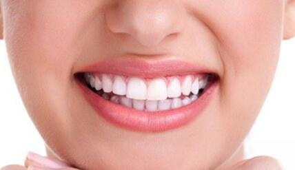 牙龈附近的牙齿钙化脱落(牙龈附近牙齿黄)