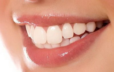 牙齿根部有条缝是怎么回事(牙齿根部钙化怎么回事)