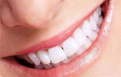 刷牙牙龈愿意出血怎么回事_刷牙牙龈长期出血怎么回事
