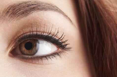 眉毛纹理比雾眉更适合大部分女性，可以让你的眼睛显得更加迷人