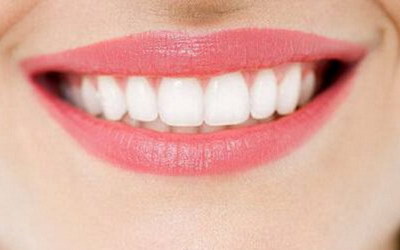 美白牙齿的粉如何使用(使用美白牙齿的粉，让你笑容更加自信)