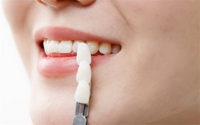 牙齿和牙龈之间有凹洞是怎么回事(牙齿和牙龈之间疼怎么回事)
