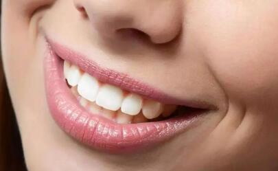 根管治疗会导致牙齿脱钙吗_根管治疗十年后的牙齿疼痛