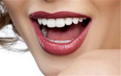 牙齿缝里有黑色的_牙齿矫正哪里正规
