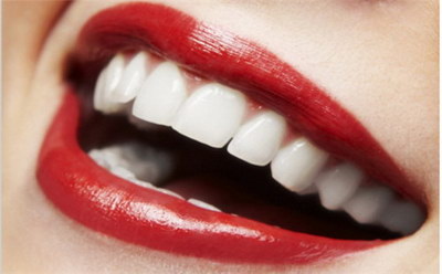 牙齿黄是什么原因怎样变白(牙齿黄什么原因)