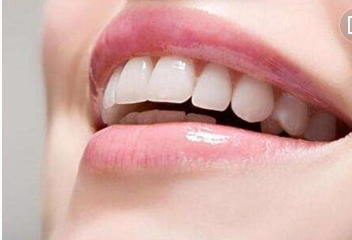牙龈和牙齿一样长(牙龈上有个跟牙齿一样硬的)