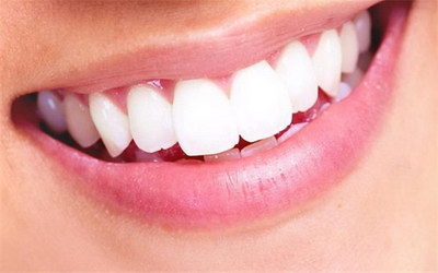 刷牙时牙龈常常出血应该多刷什么_刷牙太用力导致牙龈萎缩怎么恢复