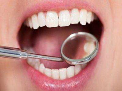 磨牙缝矫正过程(牙齿矫正过程中牙缝变大正常吗)