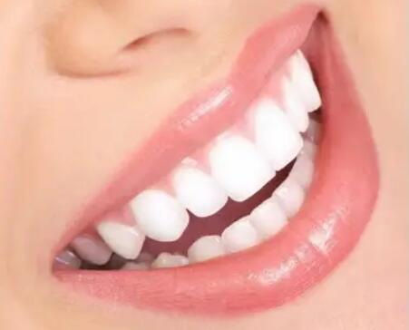 牙龈萎缩牙龈是什么颜色(牙龈外翻牙龈萎缩是什么原因)