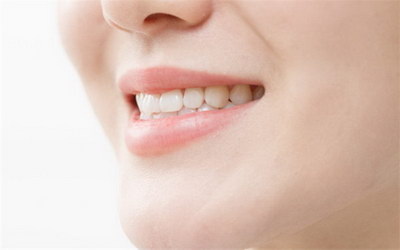 喉咙干牙龈出血是什么原因「喉咙干燥牙龈出血是什么原因」