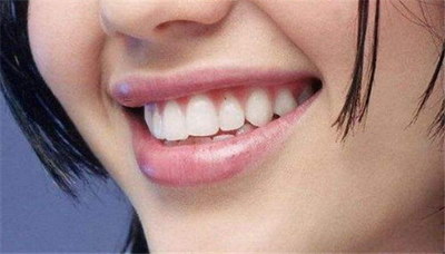 牙龈为什么总出血_牙齿的牙龈边黑色