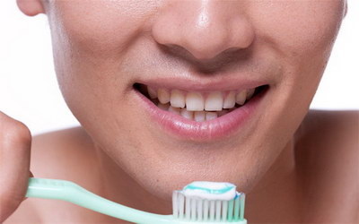 门牙牙龈萎缩是什么原因造成的「门牙牙龈萎缩治疗」