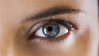 大小眼是什么原因造成的?