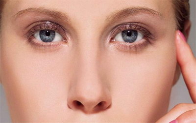 眼角裂是什么原因造成的「眼角下陷是什么原因造成的」