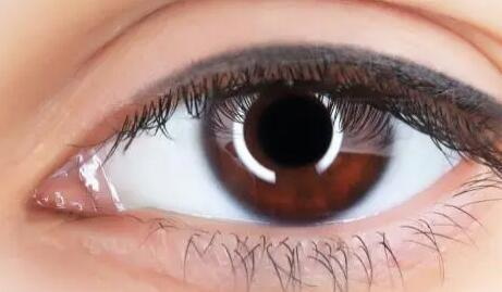 眼睛两侧长斑是怎么回事_眼睛两侧发黑怎么回事