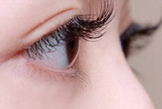 眼下浮肿是什么原因引起的(常见的眼下浮肿的原因)