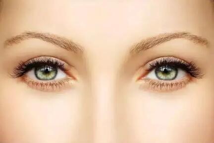 女人多大年龄眼部会出现皱纹