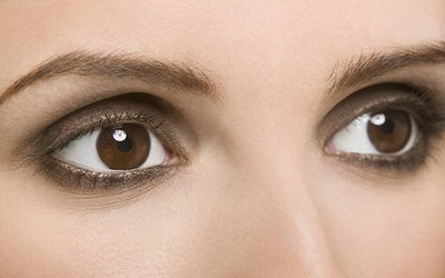 做了双眼皮眼角红印什么时候下去「做完双眼皮半个月眼角红是什么原因」